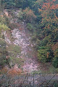 Karstgewässer an einer natürlichen Gipssteilwand  am "Igelsumpf" bei Woffleben, Thüringen